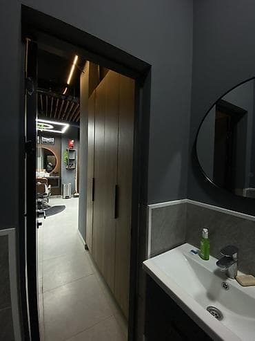 кресло парикмахера: Барбершоп 72 м², С ремонтом, С оборудованием, Отдельный санузел — 2