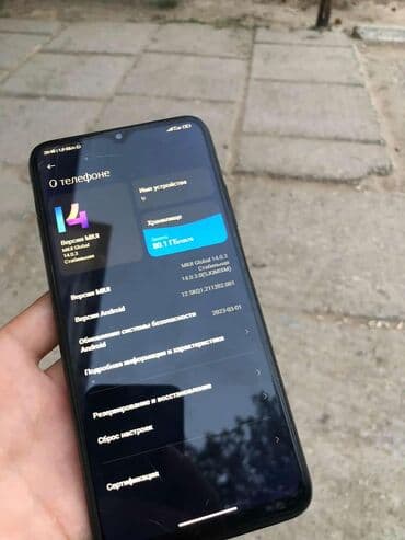 муздаткычтар мини: Смартфон с черным корпусом, оснащенный фронтальной камерой в — 2