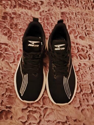 срочно продаю в связи с переездом: Мужские кроссовки, 41, Макси, Б/у, цвет - Черный — 1