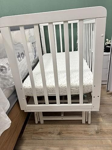 small table: Детская кроватка-трансформер белого цвета, покупала в прошлом году в — 4