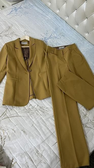 tiempo x: Женский костюм-двойка в горчичном оттенке: приталенный жакет + прямые — 2