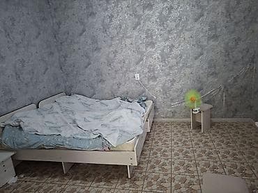 Бөлмөлөр: Сдается простая комната с базовой обстановкой. В помещении — 2