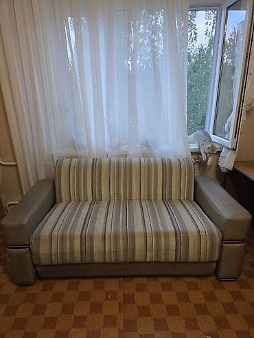 Компактный двуспальный диван-кровать с раскладным механизмом