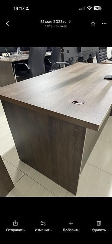 продаю стол офисный: Письменный/офисный стол из ЛДСП в цвете темный дуб. Особенности: - — 1