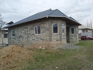Дом из блоков с эркером и крытой террасой/крыльцом. - Одноэтажная