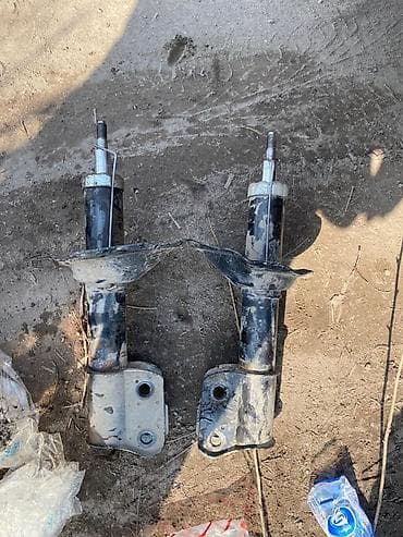 Передний амортизатор Subaru 2001 г., Б/у, Аналог — 2