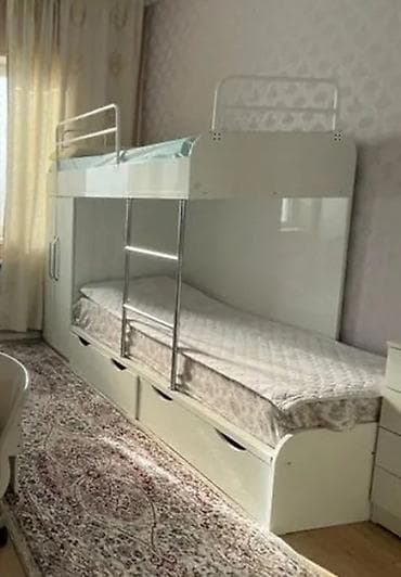 детские кровати двухярусные: Двухъярусная детская кровать, Б/у, МДФ, цвет - Белый — 1
