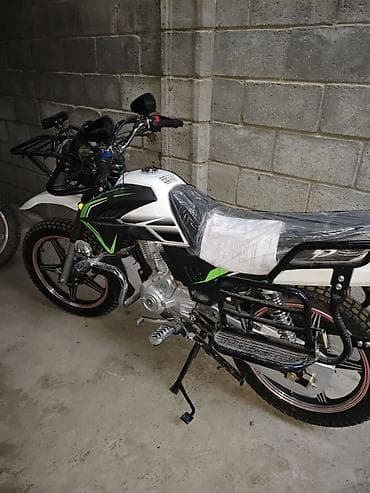 ендура мото: Мотоцикл в бело-зеленой расцветке с динамичным дизайном. Оснащен — 4