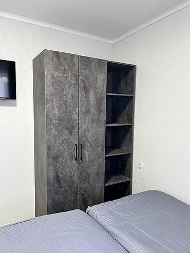 шейный цех: Уютный номер с двухспальной кроватью и современным минималистичным — 3