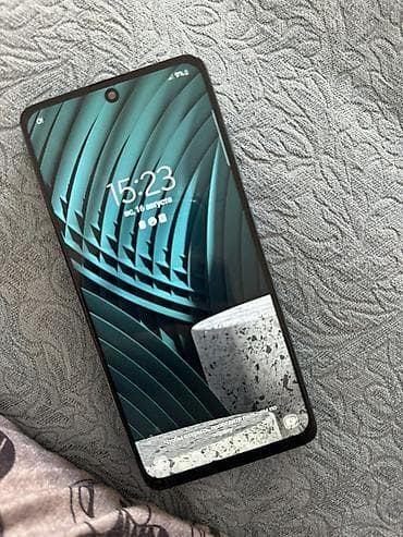 fold 3: Samsung Galaxy A51, бирюзовый цвет - Экран 6.5" Super AMOLED, вырез — 1