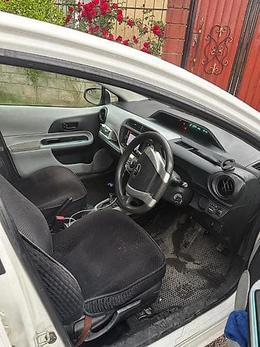 бачок 100: Toyota Aqua: 2013 г., 1.5 л, Вариатор, Гибрид, Хэтчбэк — 3
