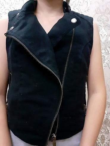 side by side: Черная безрукавка с замком
42 размер 
Уступлю — 2