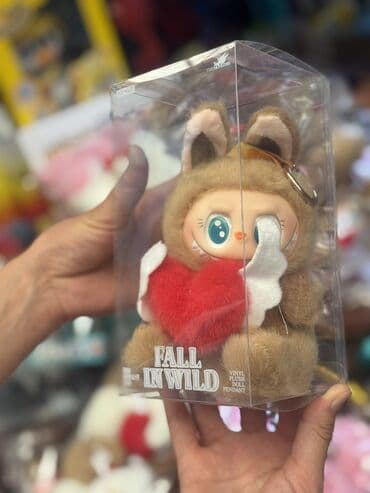 купить игрушки для мальчика: Плюшевая кукла Fall for Wild в прозрачной пластиковой коробке. У куклы — 3