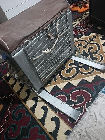 Ящик для рыболовных снастей очень удобный и сидеть можно, внутри две