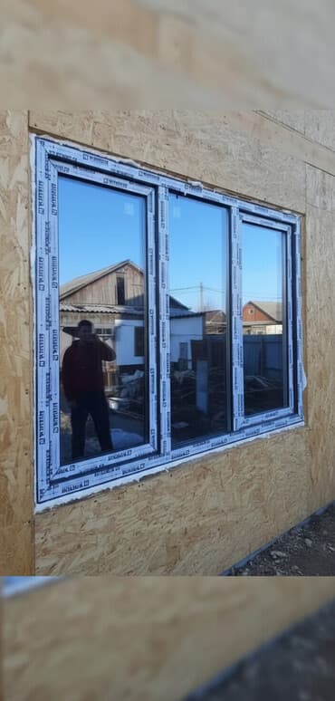 маленький дом шале под ключ: Пластиковое окно с тройным остеклением и рамой из ПВХ, обеспечивающее — 1