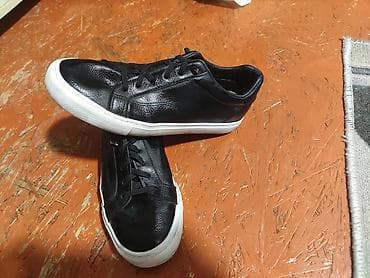 женский вещи: Мужские повседневные кеды. Бесплатно нуждающимся. 39-40 размер. В — 3