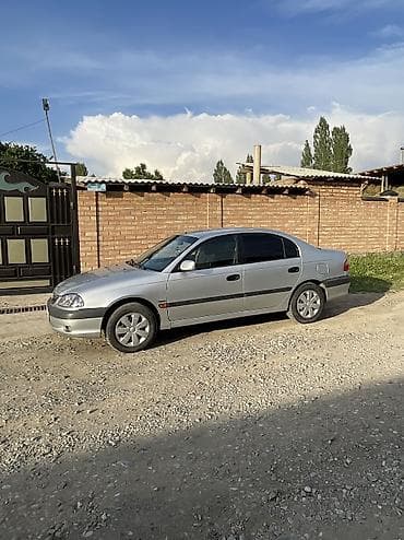 Toyota Avensis: 2001 г., 1.6 л, Механика, Бензин, Седан — 2