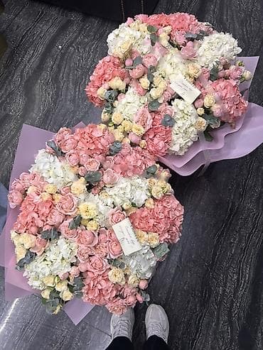 букет бабочки: Обьемный букет в Корзине: Гортензии, кустовые розы с эстетичным — 1