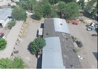 1 гектар земли: Продам 1 гектар земли с производственными помещениями, площадь — 5