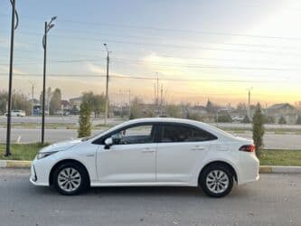 купить маленькую машину недорого: Toyota Corolla: 2022 г., 1.8 л, Вариатор, Гибрид, Седан — 5