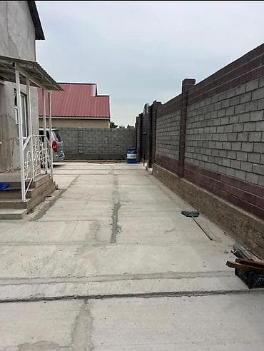 дом акордо: Продаётся частный дом с высоким кирпичным забором и коваными воротами — 2