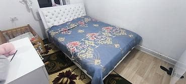 Мебель: Двуспальная кровать, Б/у, С мягким изголовьем, длина - 200 см — 1