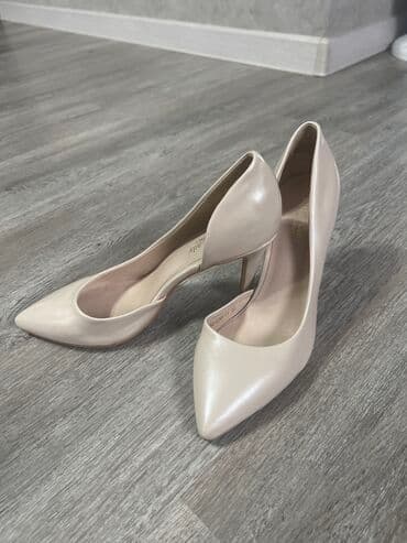 купить женскую обувь больших размеров: Туфли 35 размер 800 сом цвет бежевый с переливанием жемчуга фото не — 1