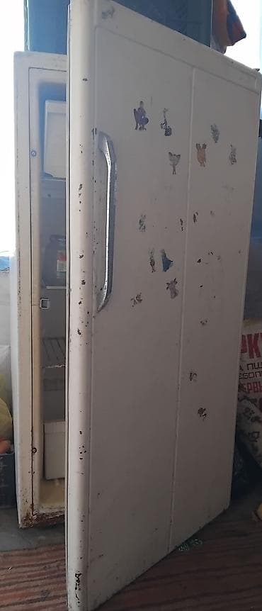 Однокамерный холодильник с верхней морозильной камерой. -