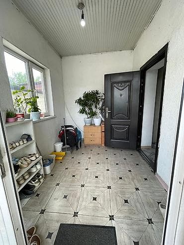 5: Продаётся жилой дом с ограждённым двором и хозпостройками. Площадь — 7