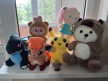 Коллекция мягких игрушек разного размера и дизайна: - Персонажи из