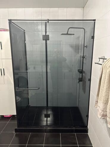 зеркало на душ: Стеклянная душевая перегородка с матовыми дверцами и черной — 1