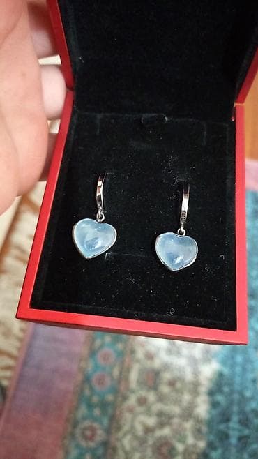 Личные вещи: Украшения: 1) Серебряное кольцо с крупным рубиново‑красным камнем - — 5