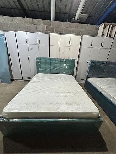 кресла мягкие: Двуспальная кровать с мягким изголовьем и матрасом - Размер — 9