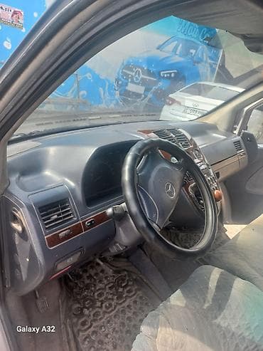 услуга открыть машину: Минивэн серебристого цвета с правым рулем. Кузов — однообъёмный — 5