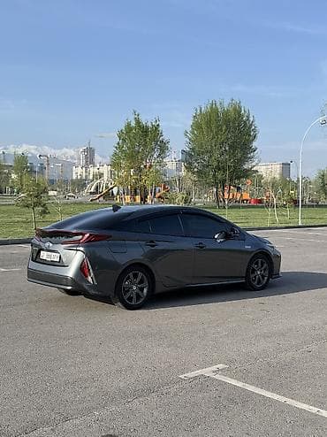 tesla 3: Toyota Prius: 2017 г., Гибрид, Хэтчбэк — 4