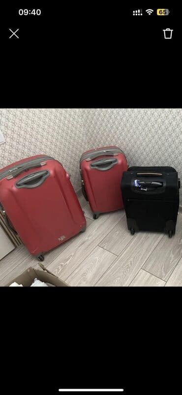 цена чемодана на колесах: Чемоданы выполнены в розовом цвете из прочного материала, оснащены — 2