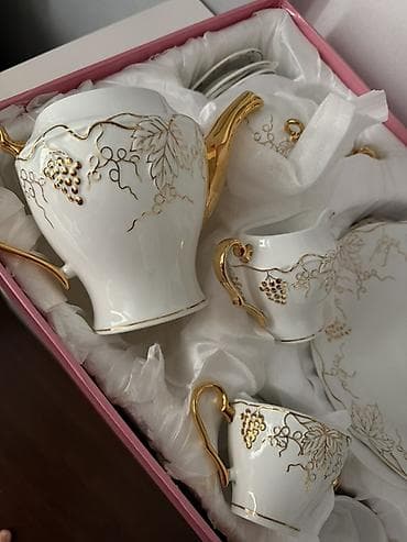 Фарфоровый чайный набор в подарочной коробке. Состав: - Заварочный