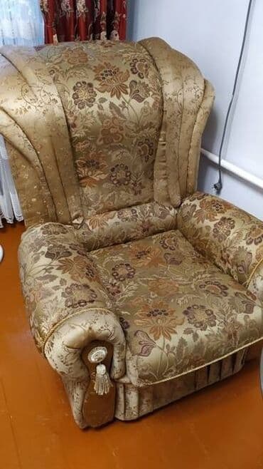продажа мягкой мебели: Мягкая мебель. Продаю б/у мягкую мебель: диван и два кресла. Диван — 4