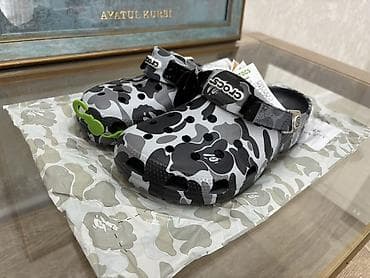Мужская обувь: Crocs Classic в камуфляжном принте (серо‑чёрная расцветка). - Модель — 1