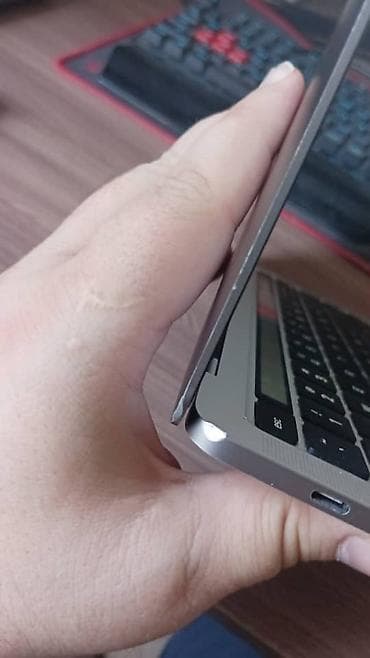 Продаю MacBook Pro 2020 год состояние хорошее количество циклов — 3
