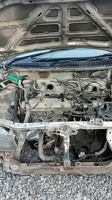 mazda 325: Разбор на запчасти: компактный серебристый универсал (5 дверей) Мазда — 1