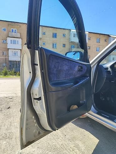 s class w220: Mazda 626: 1999 г., 1.8 л, Механика, Бензин, Хэтчбэк — 9