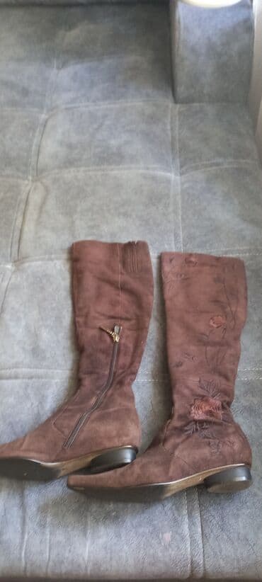 отдам даром сапоги: Деми сапоги на узкую ногу, размер 35. Качество отличное, от фирмы — 2