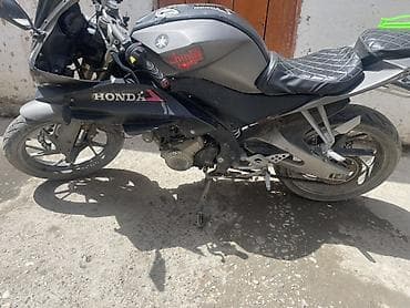 Мотоцикл street/naked класса с агрессивным обвесом и двойной оптикой