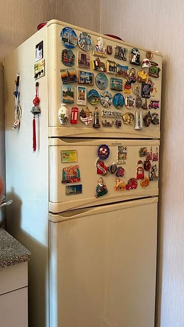 зеркало с ножкой: СРОЧНО ПРОДАЮ! Спальный гарнитур полностью с кроватью - 10000 сом — 2