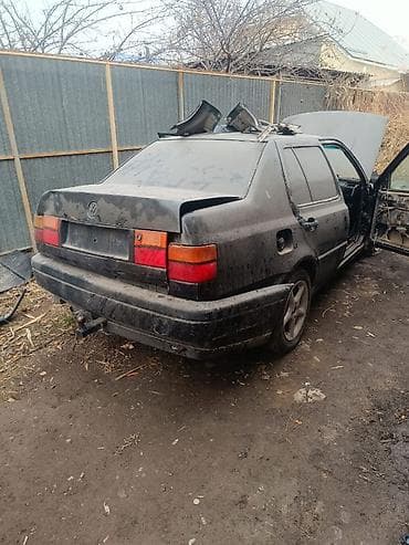 Volkswagen Vento (седан, приблизительно 1990‑е годы выпуска), черный