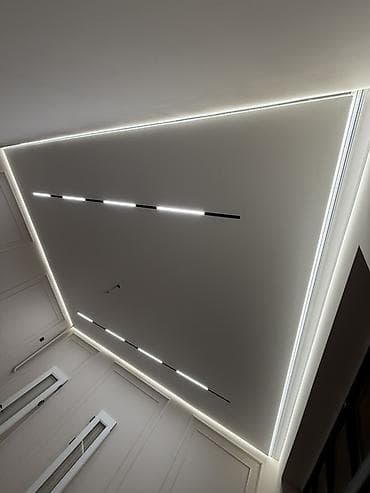 led панели: Натяжные потолки с интегрированной световой линией - Современное — 1