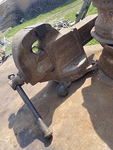 Тиски слесарные поворотные, массивные, чугунные. Особенности: -