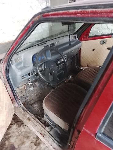 заз 965: Пятидверный хэтчбек компакт‑класса, красный цвет кузова. Руль левый — 3