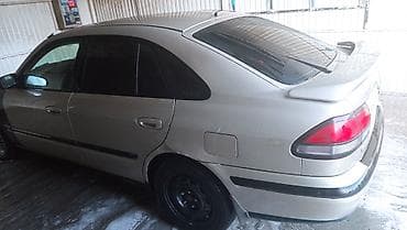 освещение салона: Легковой автомобиль седан с аэродинамическим спойлером на крышке — 2